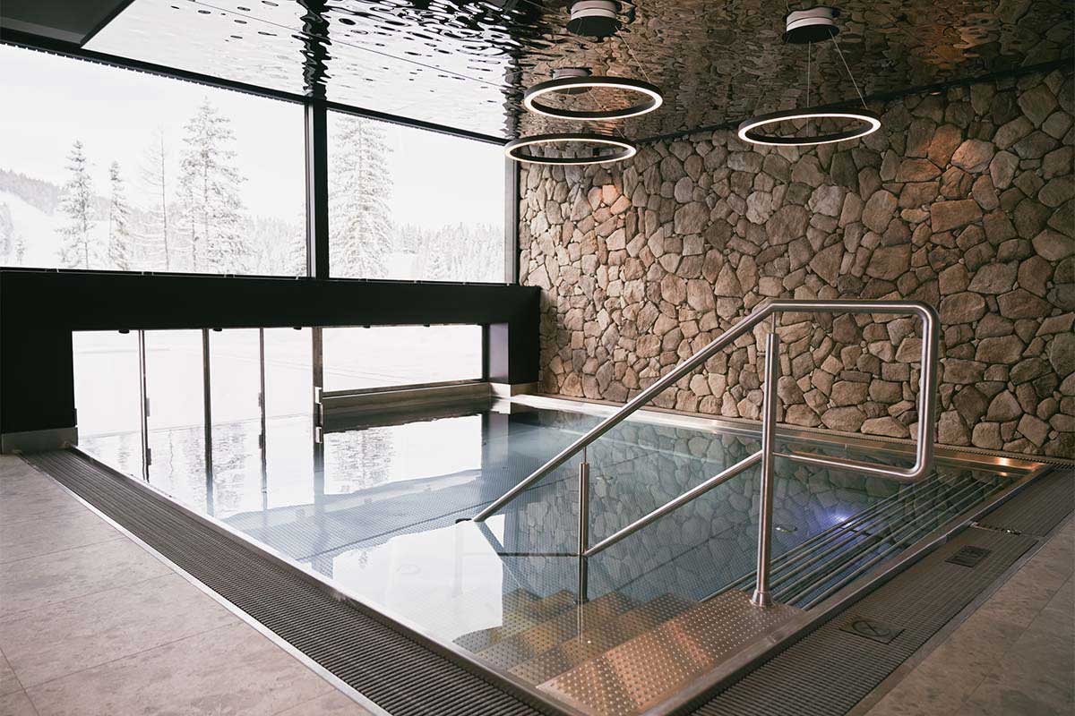 Beheizter Infinity-Pool im TRIFORÊT alpin.resort mit Panoramablick auf die Alpen von Hinterstoder.