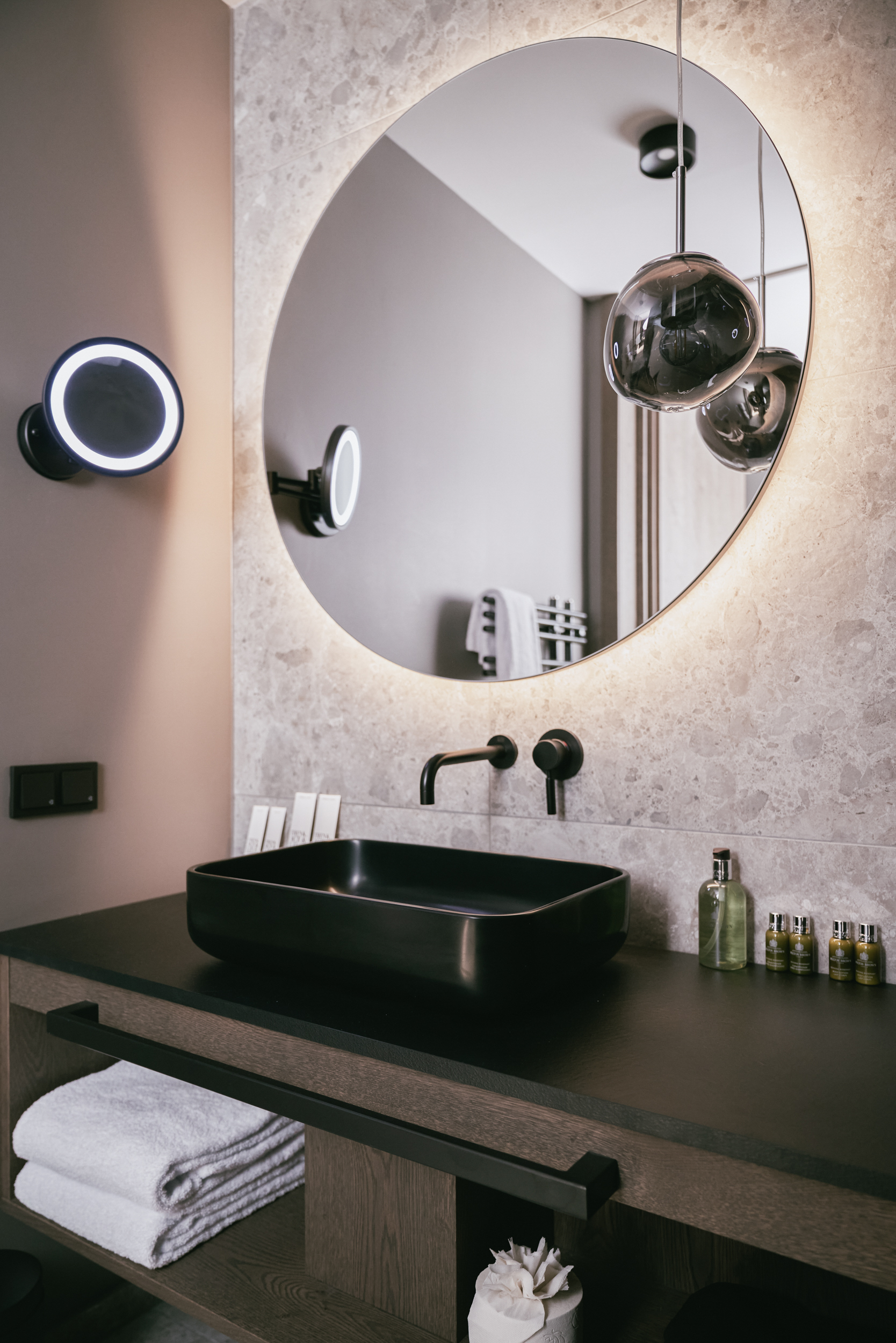 Washstand and mirror in the bathroom of the 1 bedroom Superior Suite “Almkogel” at the Triforêt alpin.resort in Hinterstoder.