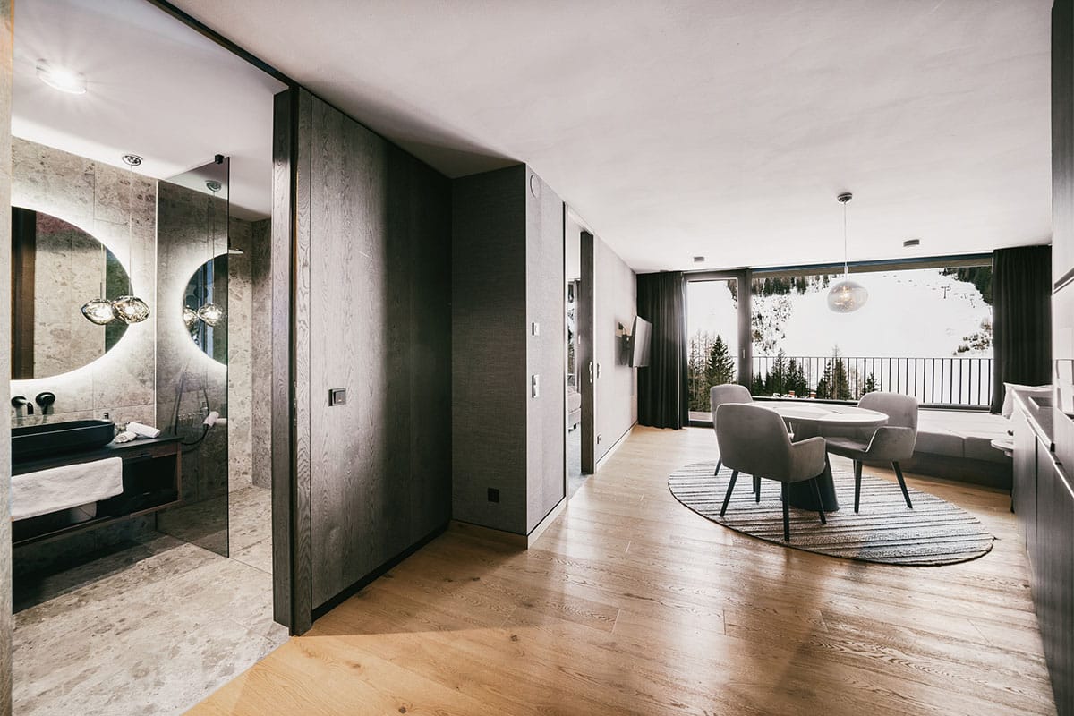Bathroom, kitchen and living area in the 1 Bedroom Superior Suite “Almkogel” at the TRIFORÊT alpin.resort in Hinterstoder.