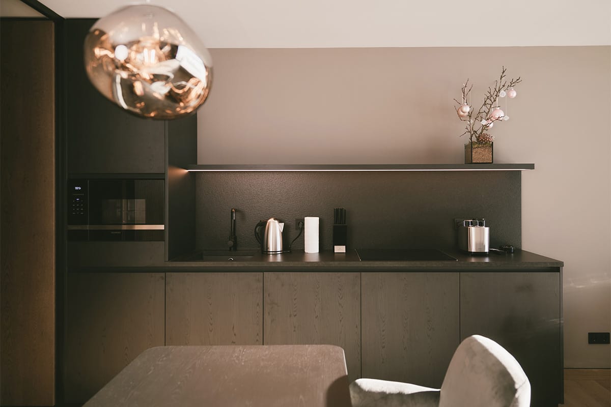 Kitchenette with oven and kettle in the Family Suite at the TRIFORÊT alpin.resort in the Hinterstoder region.