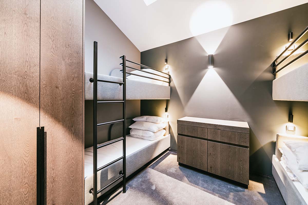 2 bunk beds in the children’s room of the Superior Family Suite “Schrocken” at the TRIFORÊT alpin.resort in Hinterstoder.
