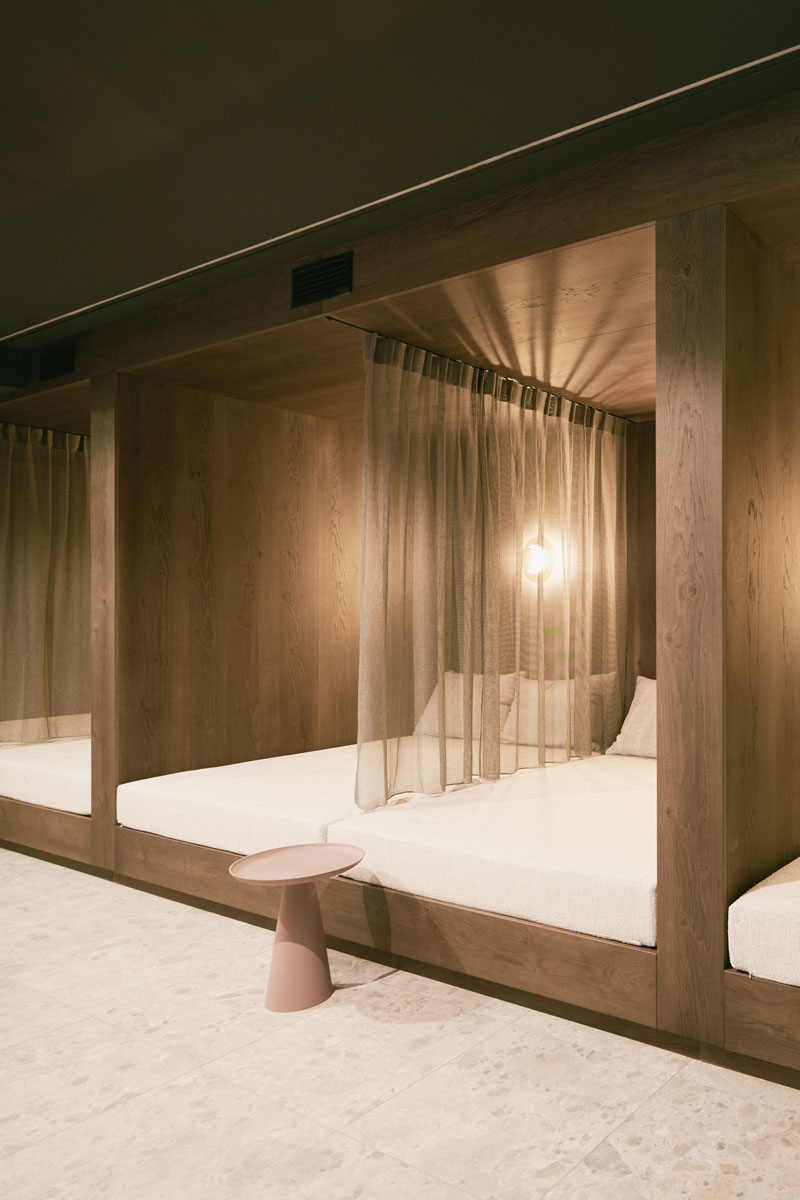 Ruhige Wellnessatmosphäre mit stilvollen Liegen und privater Rückzugsmöglichkeit im TRIFORÊT alpin.resort in Hinterstoder.