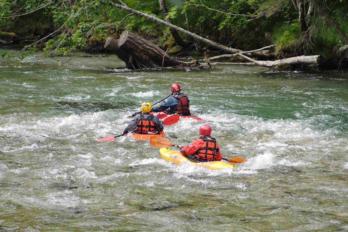 Drei Kayak-Fahrer beim Kayaking in der Region Pyhrn-Priel im Sommer-Aktivurlaub im TRIFORÊT alpin.resort.