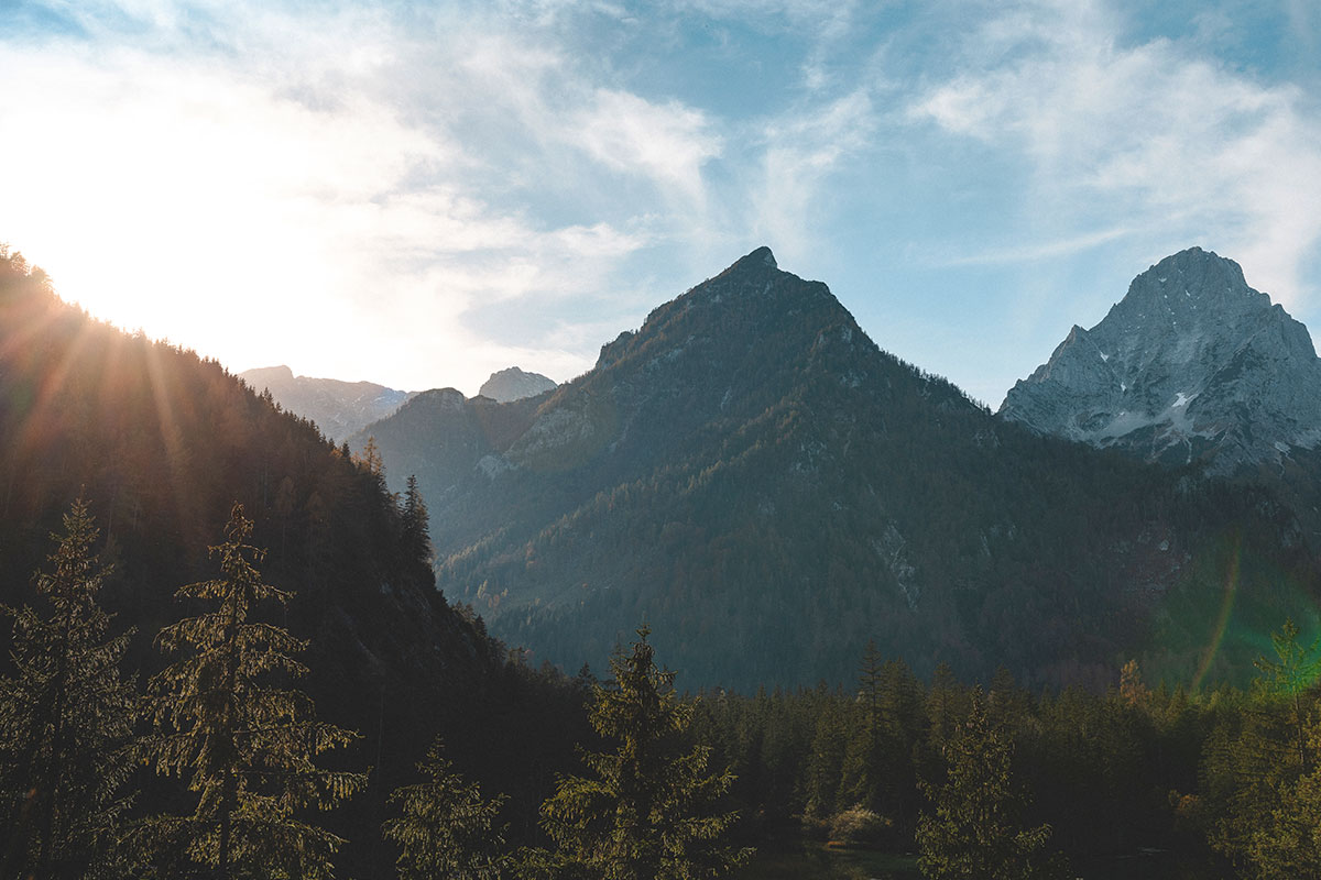Blick auf imposante Berge bei Sonnenaufgang während Freizeitaktivitäten im Sommer im Urlaub im TRIFORÊT alpin.resort.