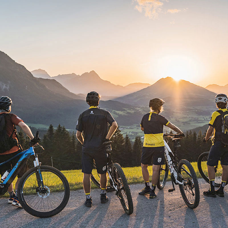 Radfahrergruppe bei Sonnenuntergang mit Blick auf die Alpen im Urlaub im TRIFORÊT alpin.resort in Hinterstoder.