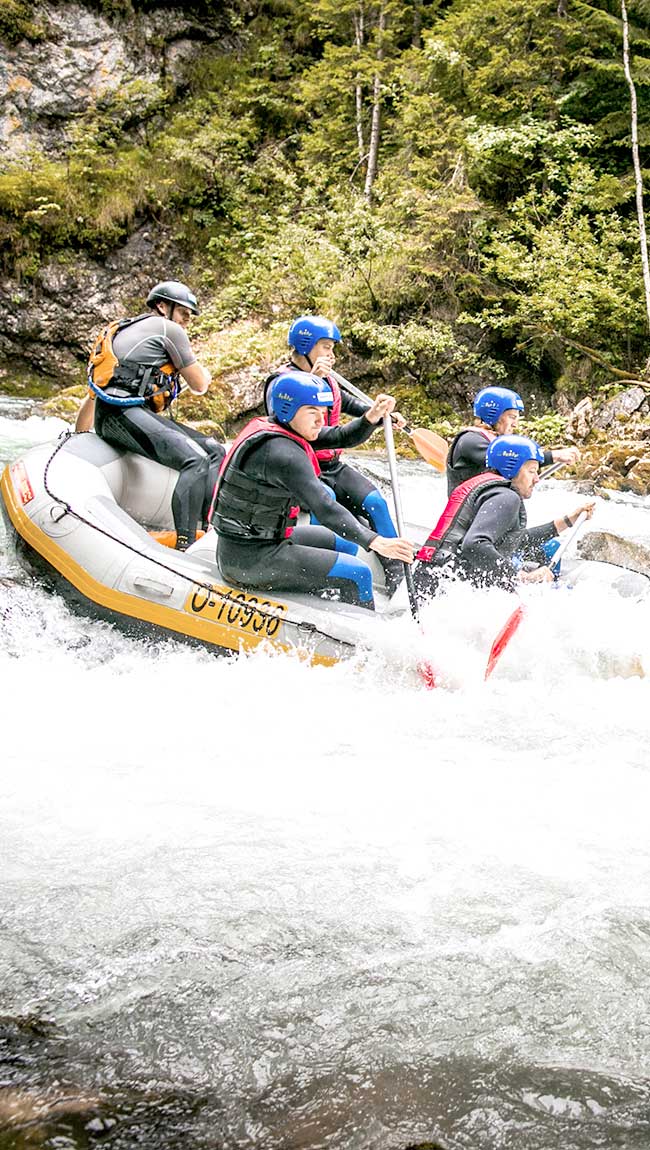 Abenteuerliches Sommer-Rafting als Freizeitaktivität im Urlaub im TRIFORÊT alpin.resort in Hinterstoder.