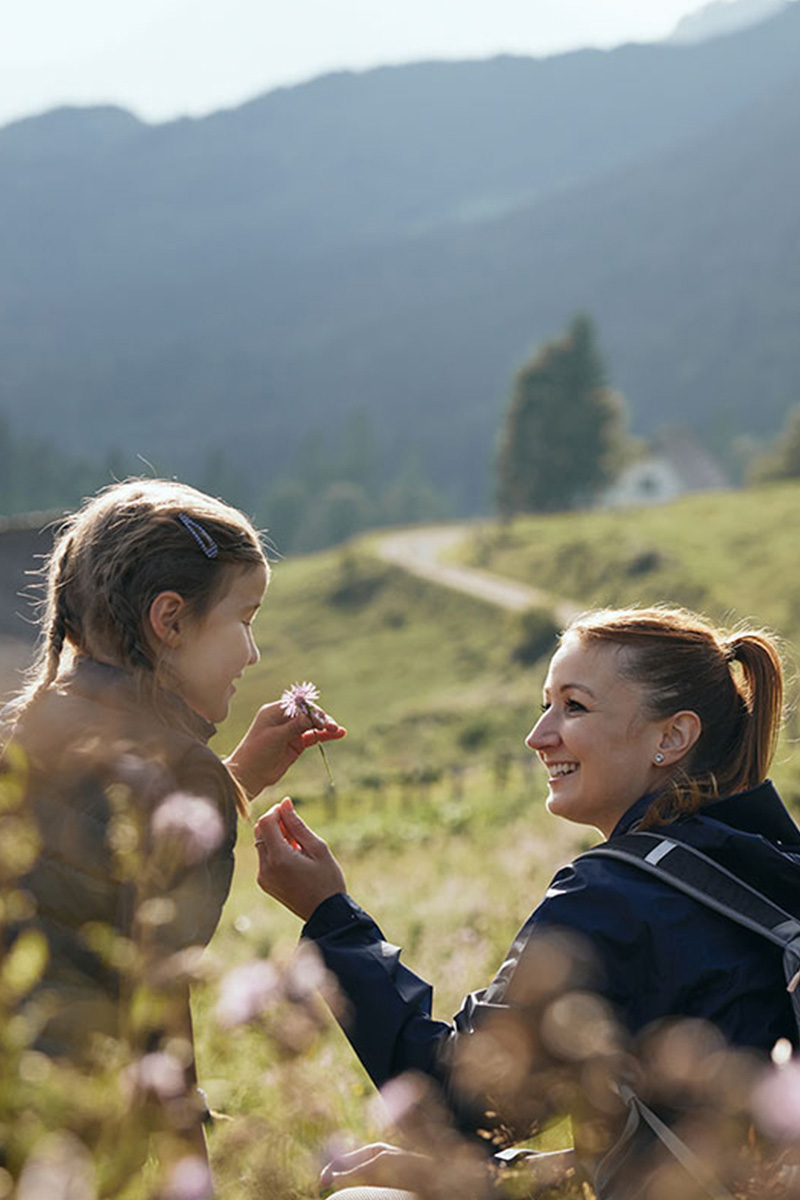 Wanderung mit Kind auf Sommerwiese in den Alpen im Sommerurlaub im TRIFORÊT alpin.resort in Hinterstoder.