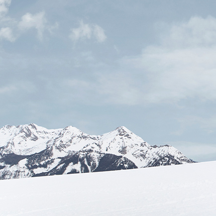 Verschneite Berglandschaft in den Alpen Oberösterreichs.