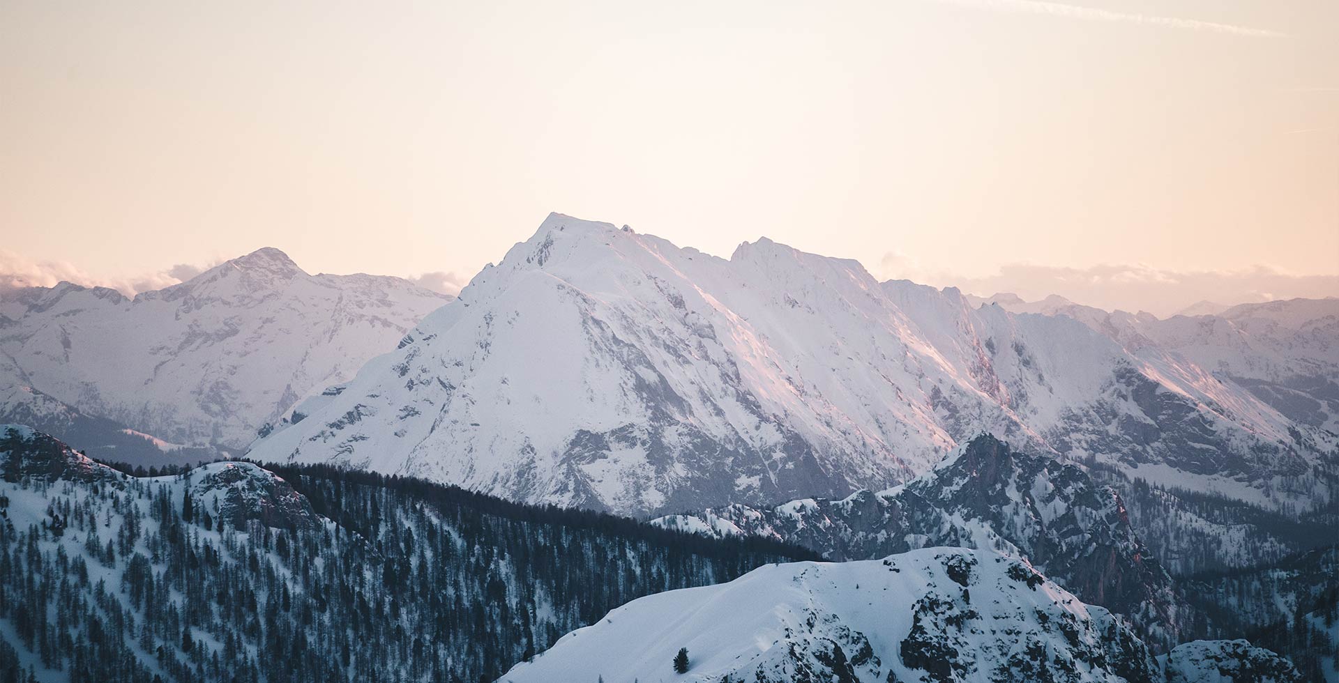 Bergpanorama der österreichischen Alpen im Weltcup-Skigebiet Hinterstoder.