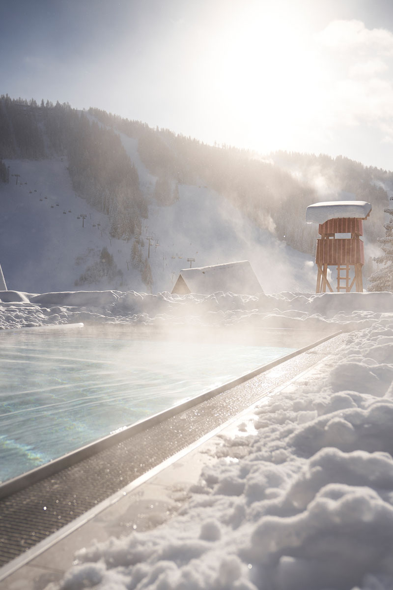 Das Dampfbad im TRIFORÊT alpin.resort, umgeben von der winterlichen Berglandschaft.