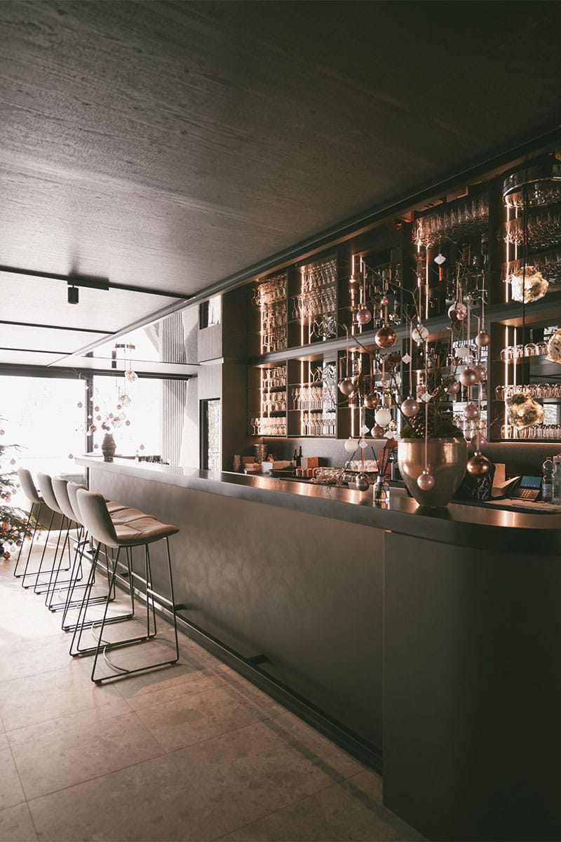 Die stilvolle alpin.bar im TRIFORÊT lädt zum Entspannen und Genießen kunstvoller Drinks ein.