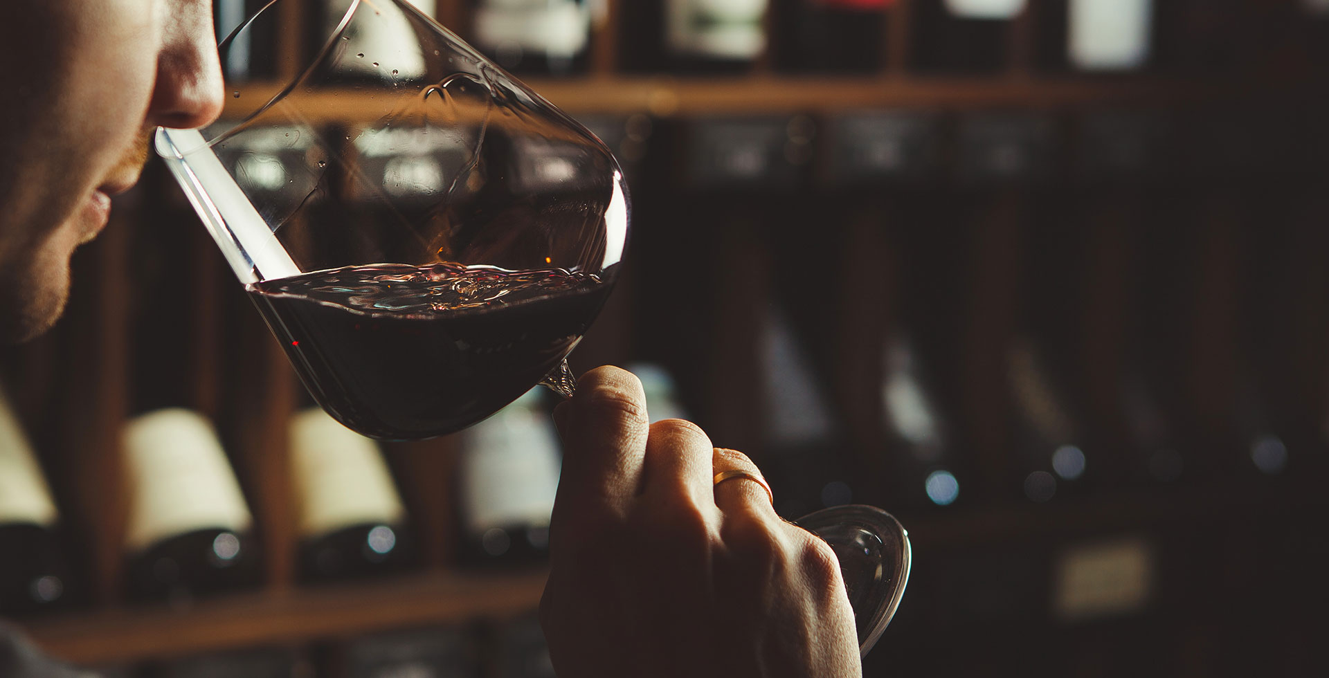 Ein edler Rotwein, serviert im stilvollen Ambiente des TRIFORÊT.