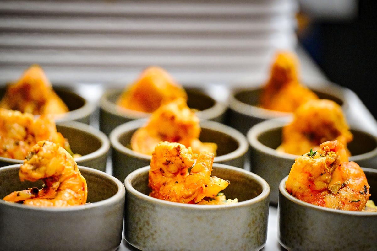 Close-up of several portions of fried prawns in bowls for culinary enjoyment on vacation at TRIFORÊT alpin.resort.