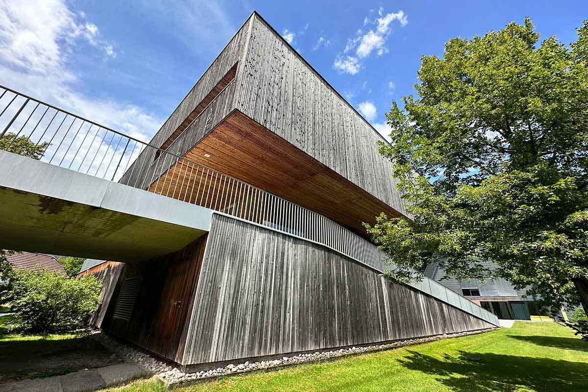 Exterior view of the Höss Hall with modern wooden façade and plenty of space for your events at TRIFORÊT alpin.resort.